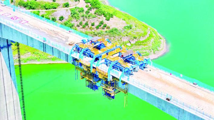 又迎新进展!新渝万高铁两座特大桥成功合龙