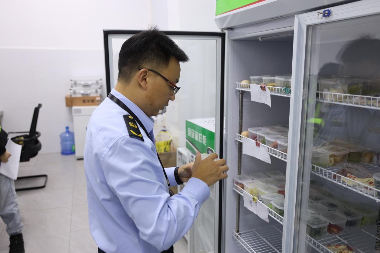 万州织密网络餐饮安全“防护网” 让消费者“点得放心、吃得安心”